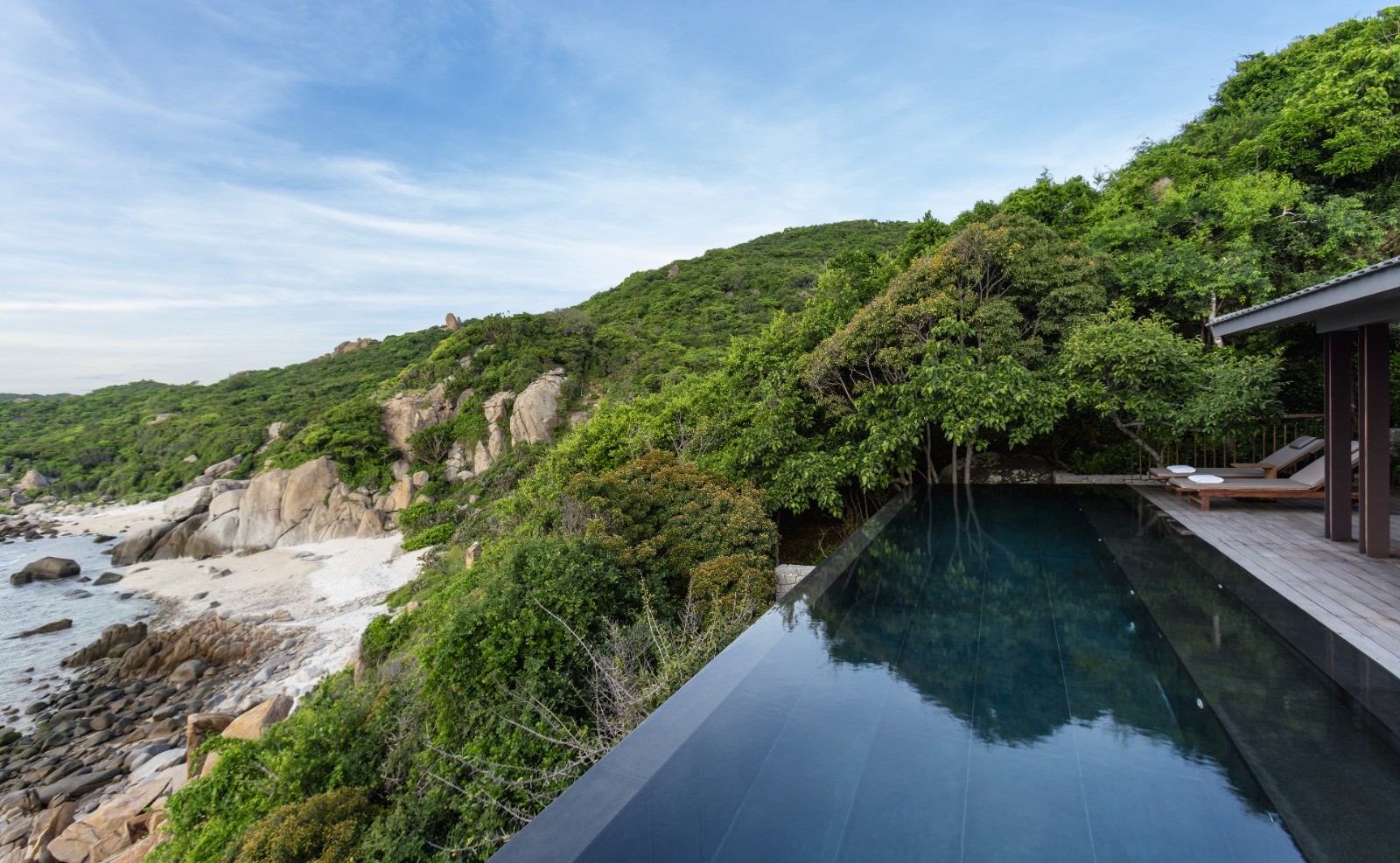 Piscina de borda infinita em encosta